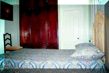Bedroom+wood closet.jpg (12532 bytes)